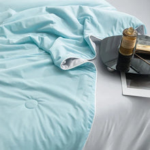 Lade das Bild in den Galerie-Viewer, ArcticLuxe Comforter - Die magische Sommerdecke